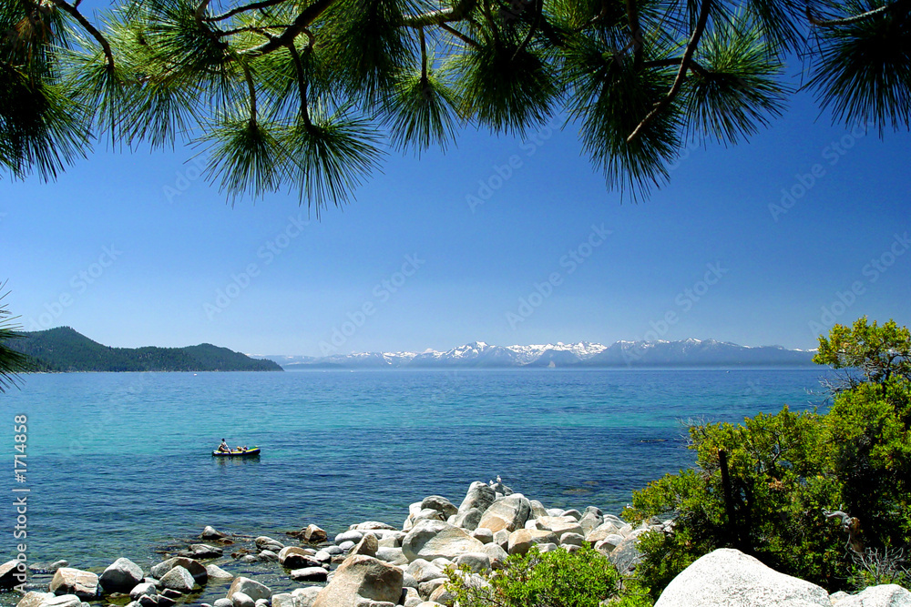 太浩湖东岸，天空湛蓝