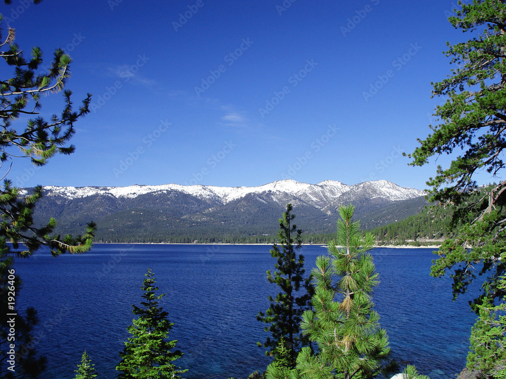 塔霍湖水带雪山