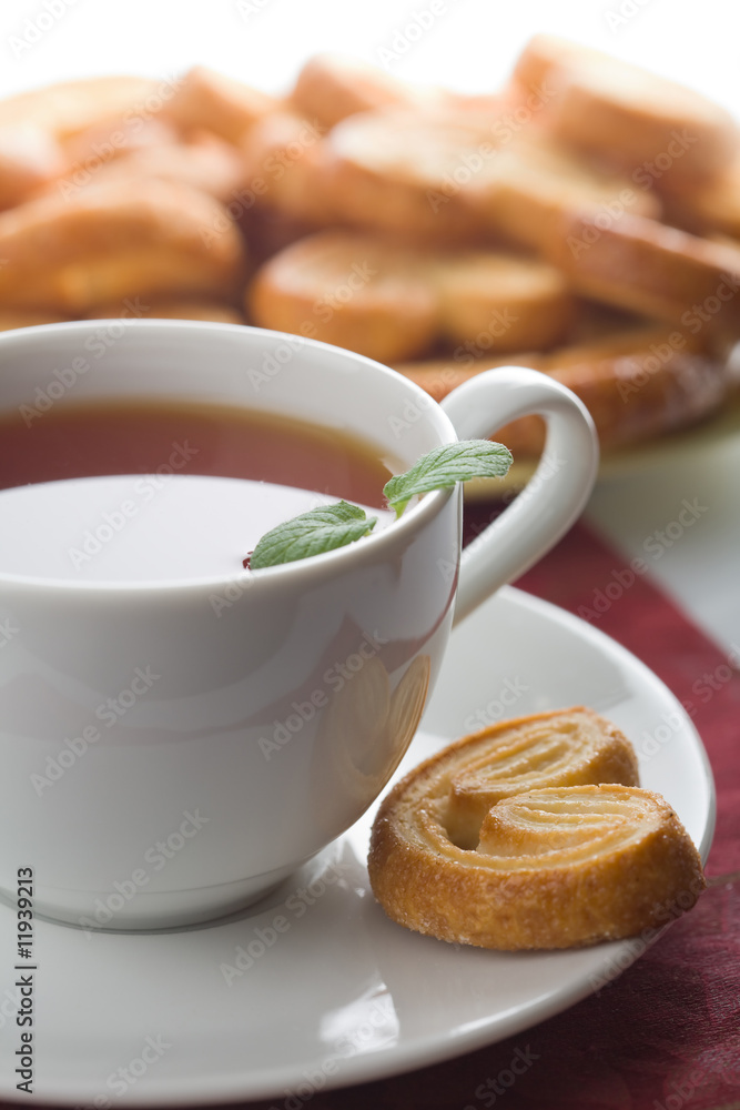 隔离的一杯茶和饼干