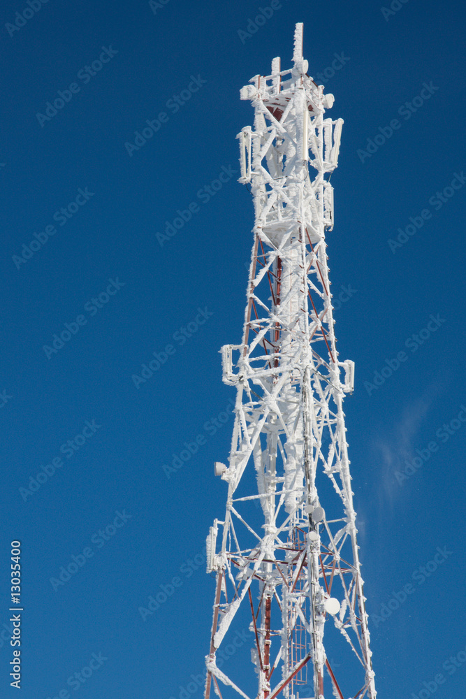 通讯antenn post with frost crystals