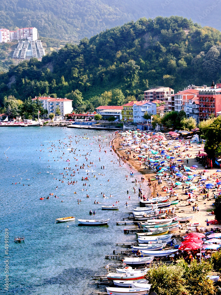 Amasra.Blacksea拥挤的海滩-土耳其