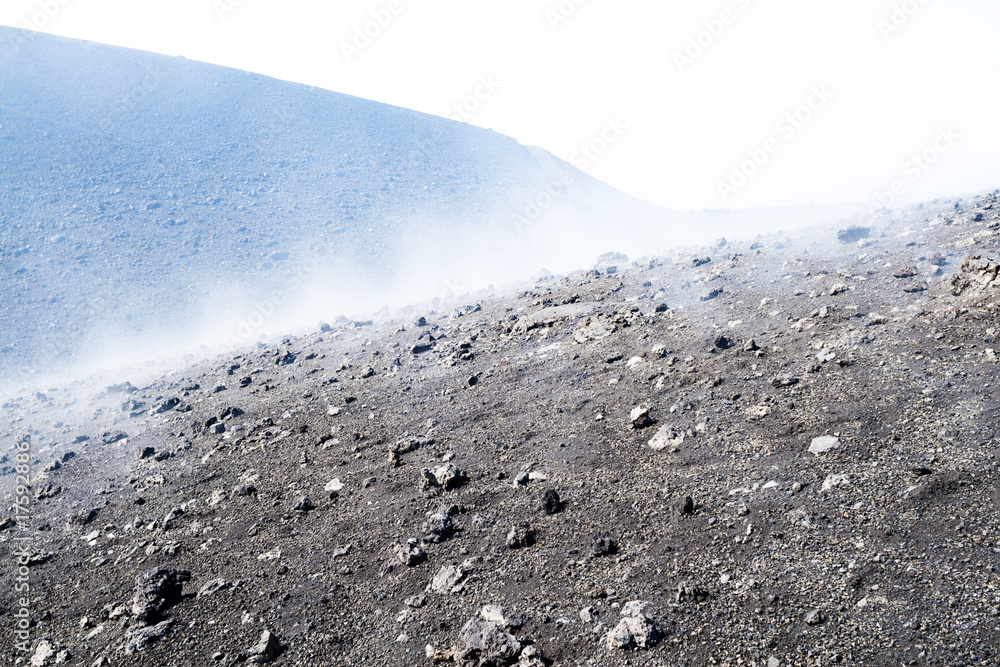 火山灰表面，云层