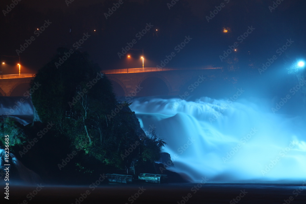 Rheinfälle in Schaffhausen in der Schweiz bei Nacht