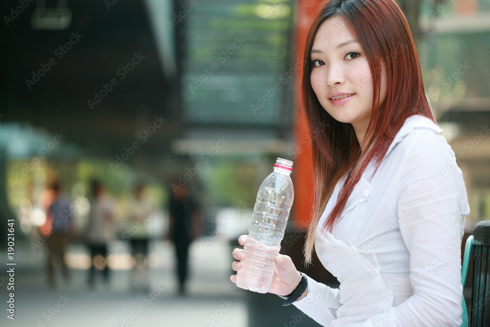 亚洲年轻女性饮水