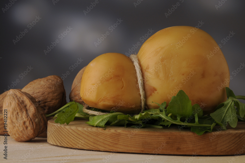 Scamorza affumicata con noci