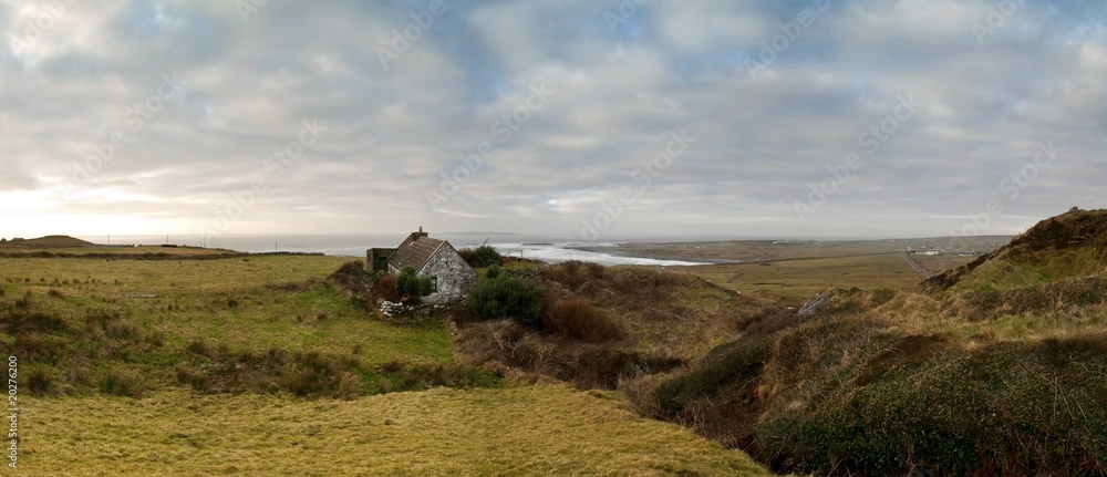 带小屋的西爱尔兰海岸全景