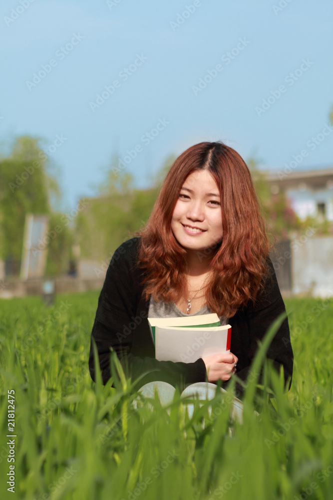 亚洲年轻女孩户外阅读