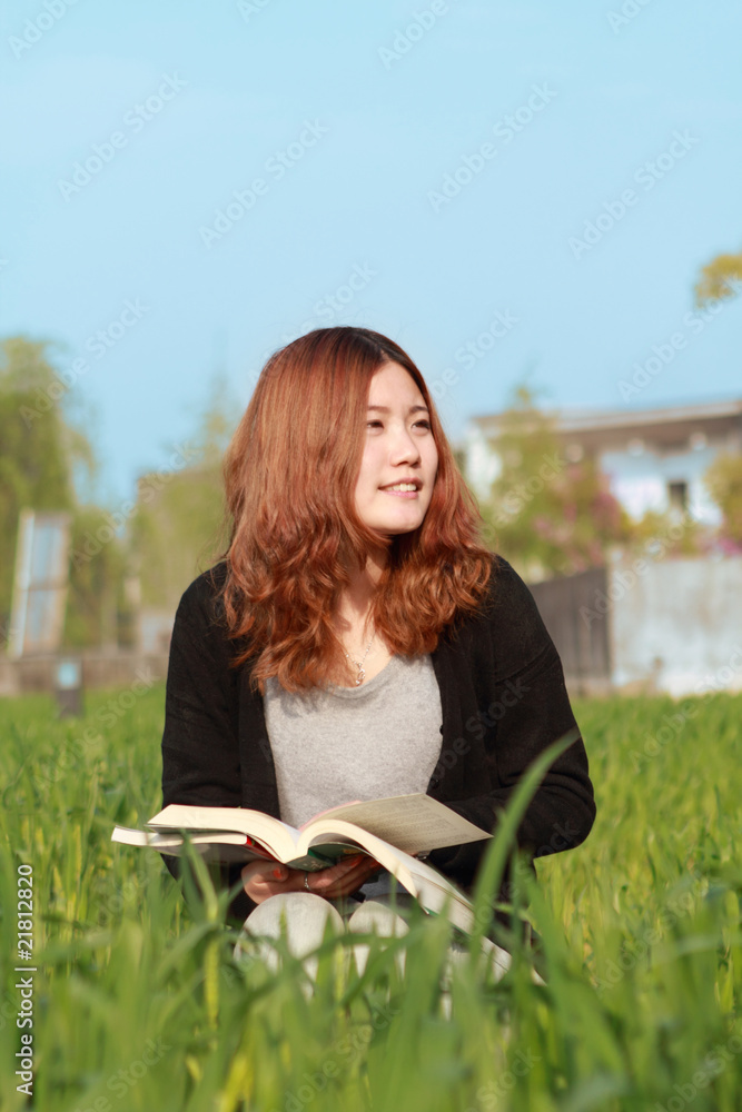 亚洲年轻女孩户外阅读