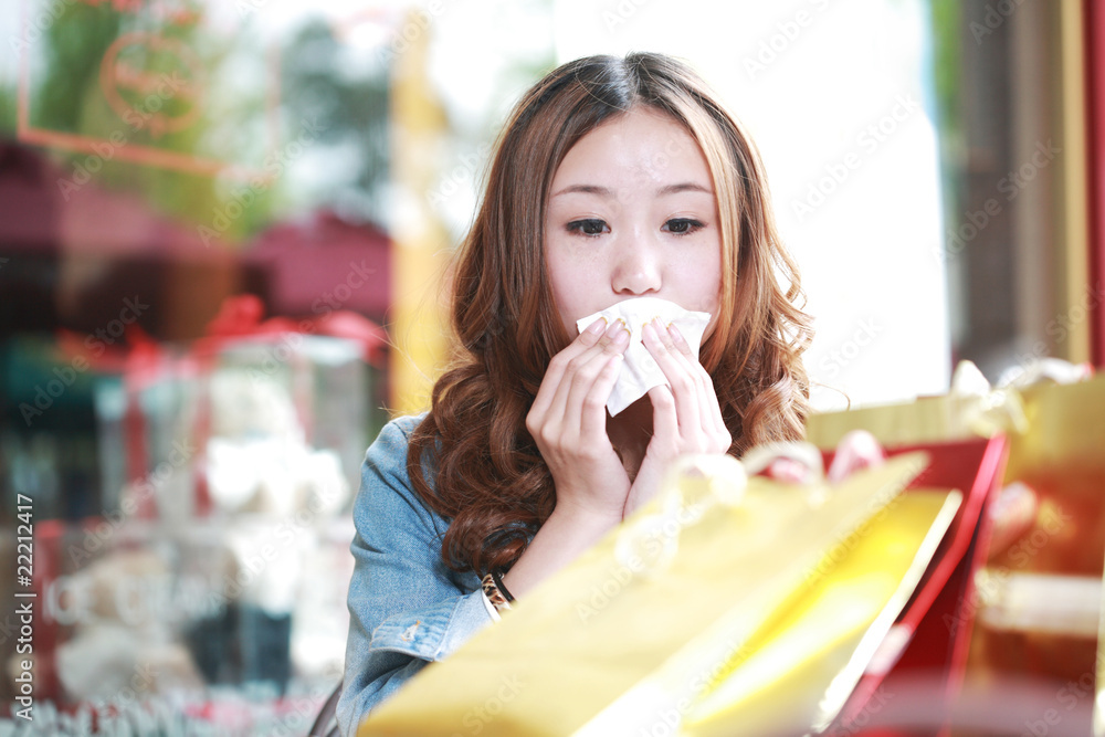 带购物袋的亚洲女孩