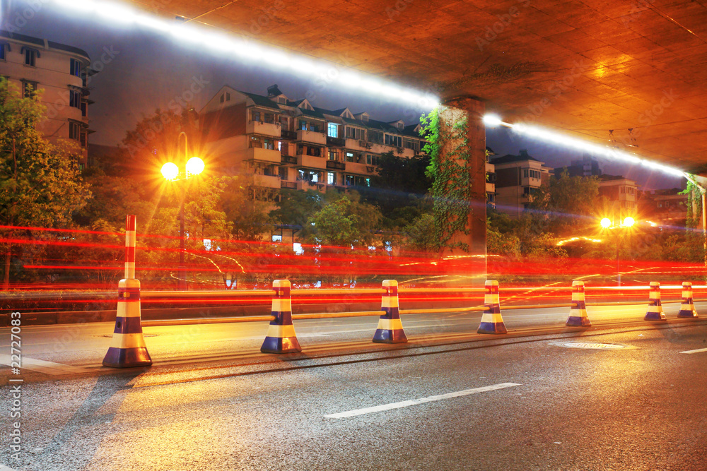 城市夜间交通景观。关注道路。