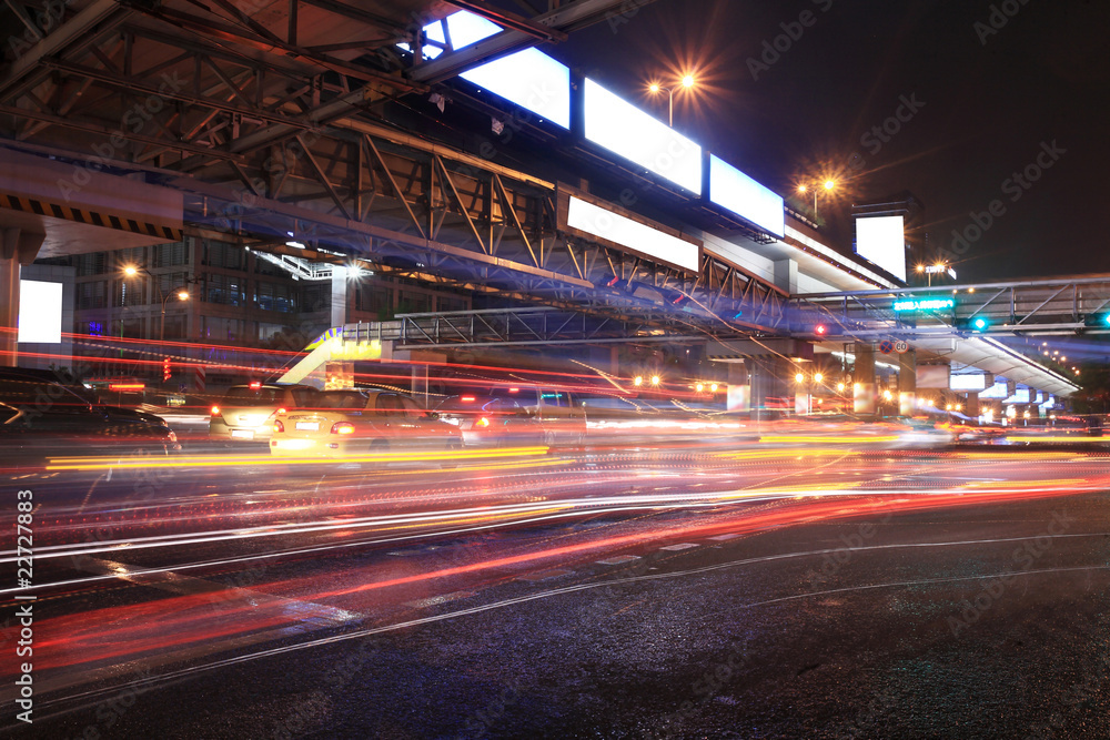 城市夜间交通视图。关注道路。