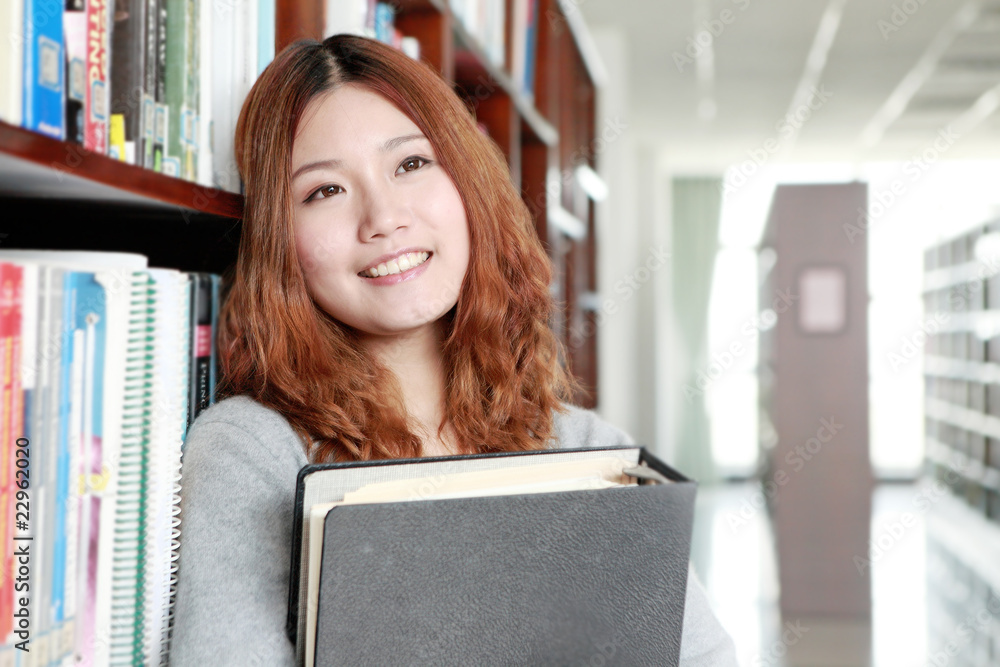 图书馆里的年轻亚洲女孩