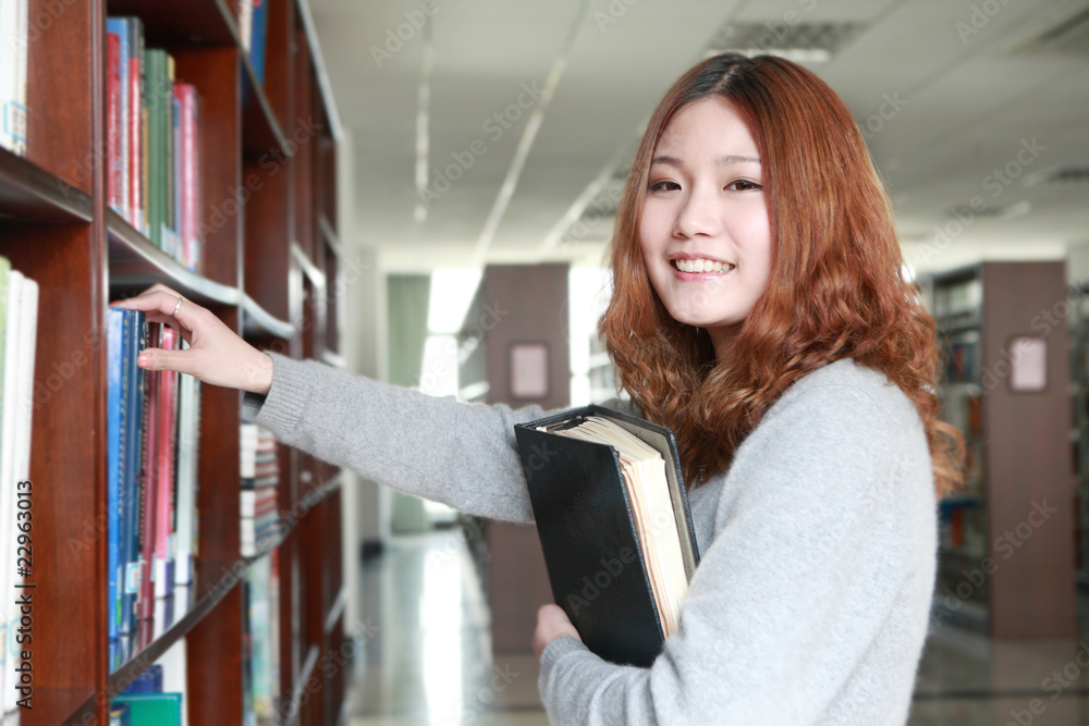 图书馆里的年轻亚洲女孩