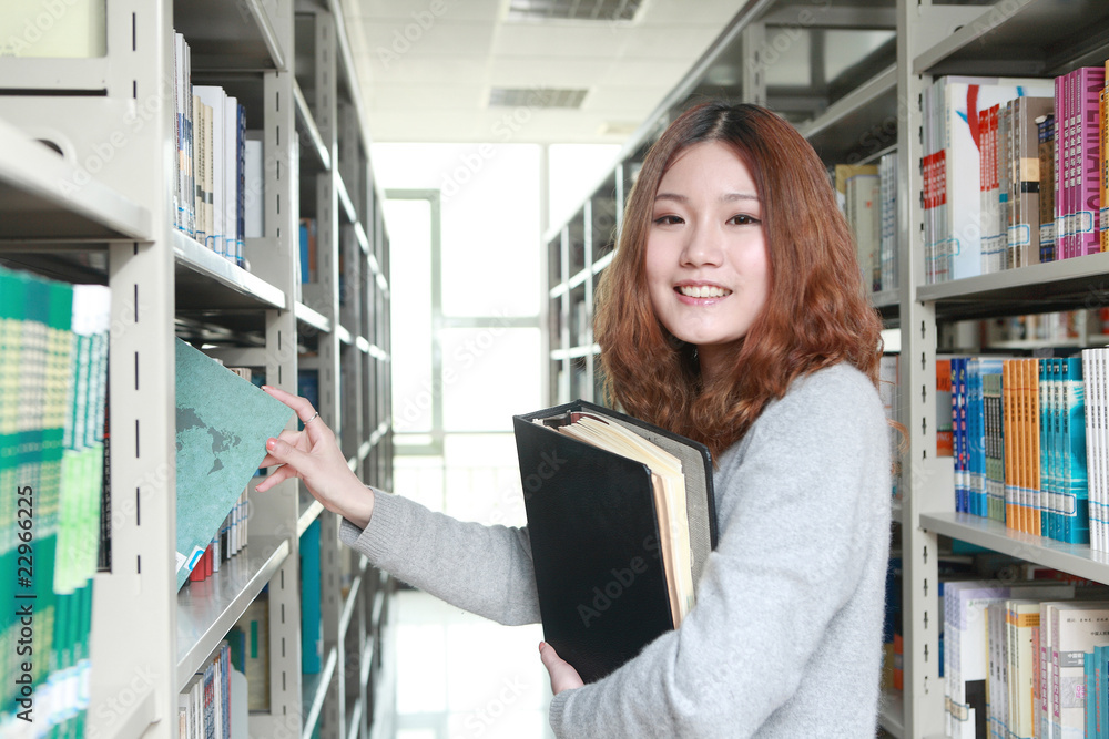 图书馆里的年轻亚洲女孩