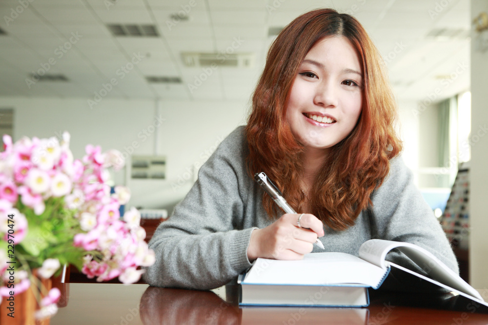 在图书馆学习的亚洲女孩