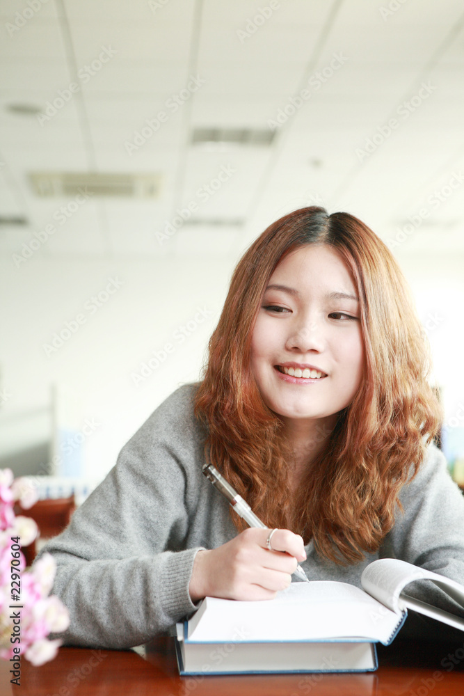 在图书馆学习的亚洲女孩