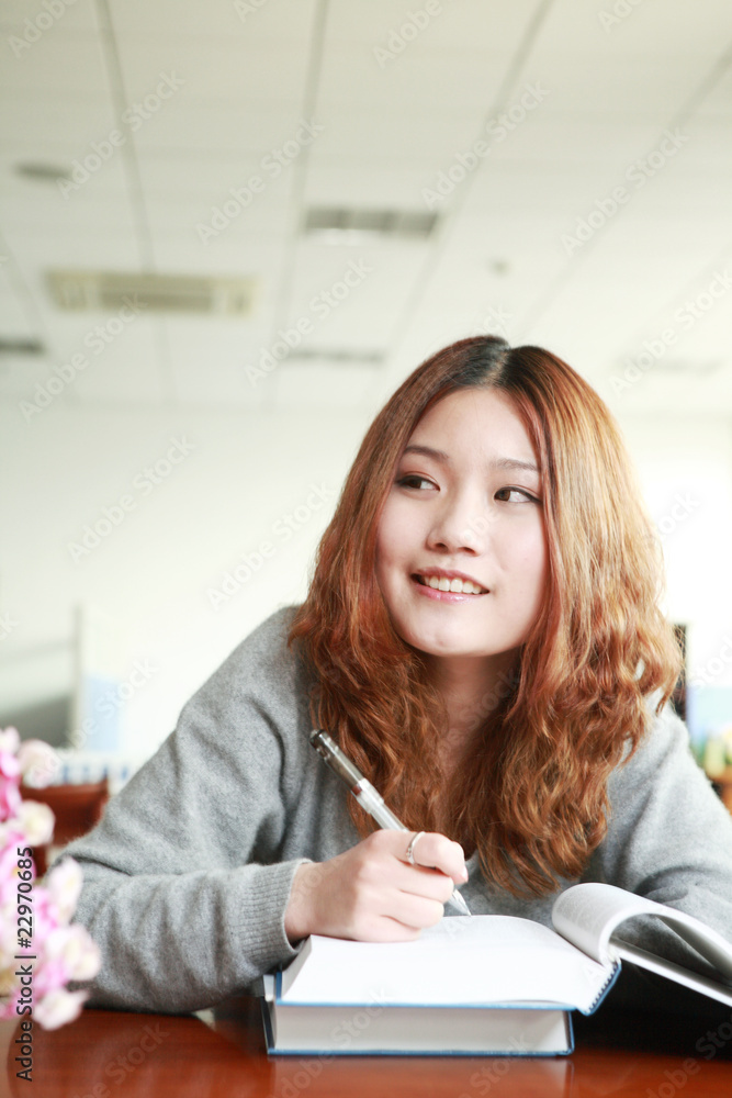 在图书馆学习的亚洲女孩