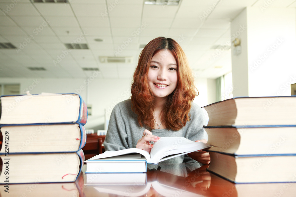 亚洲女孩在图书馆学习