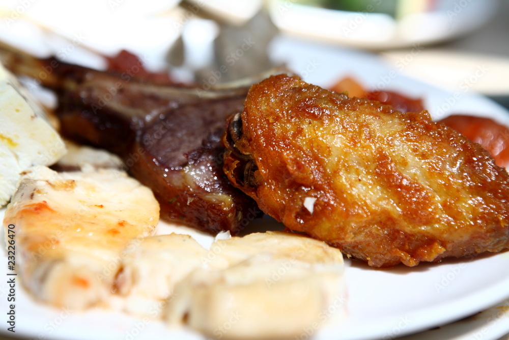 白色盘子里美味的肉类食物