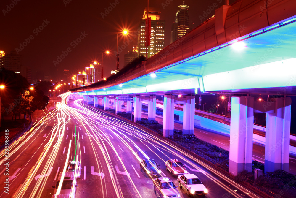 夜间高速公路交通的现代城市。