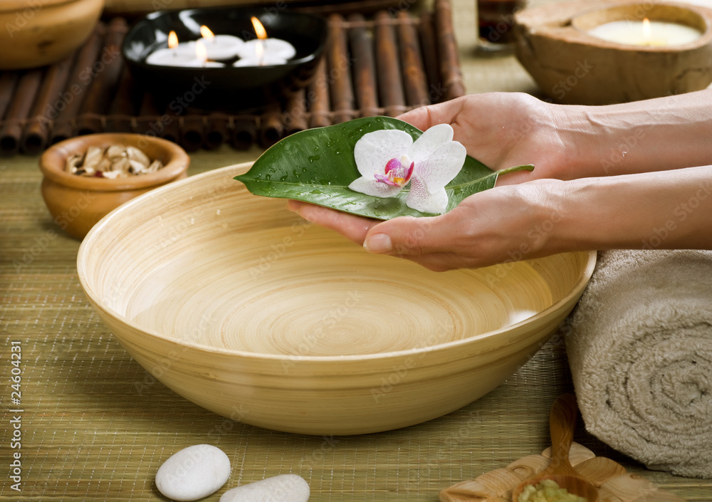 Spa.Womans Hands with flower.奢华美甲概念