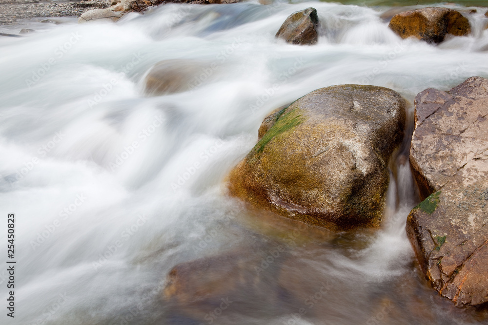 piedras y agua