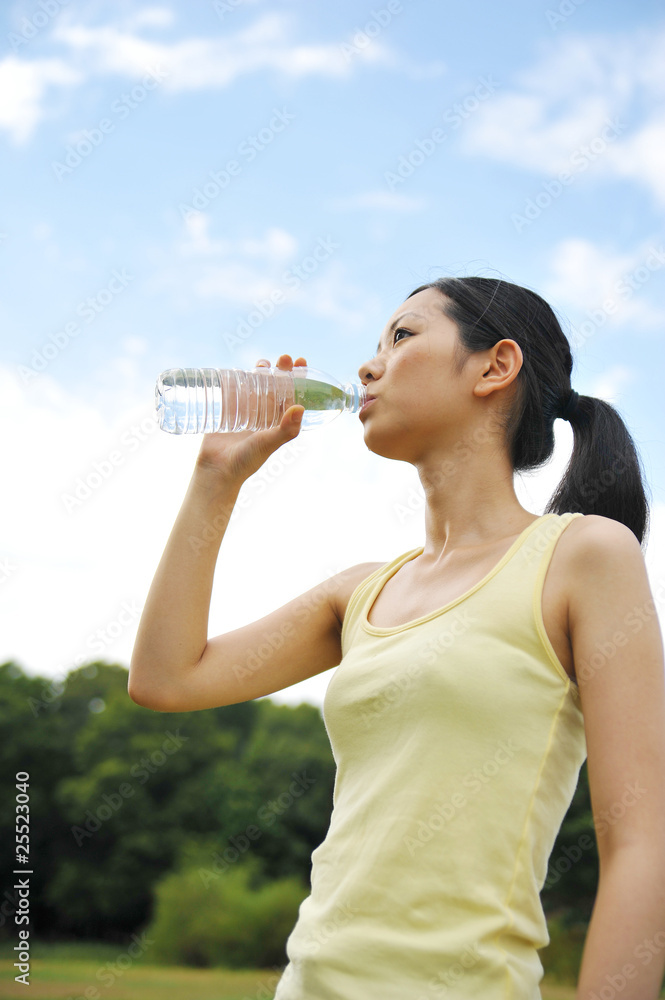 水分補給　女性