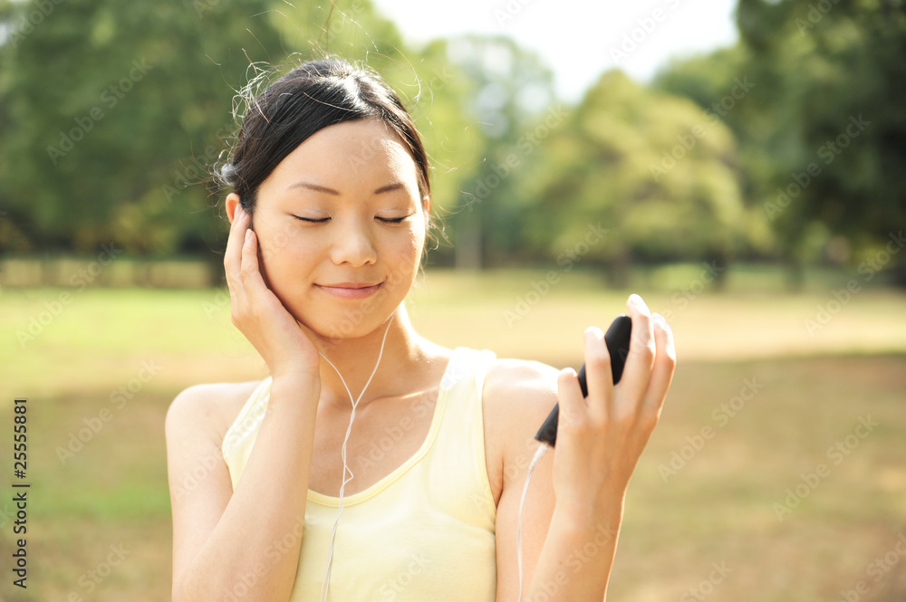 音楽を聴く女性