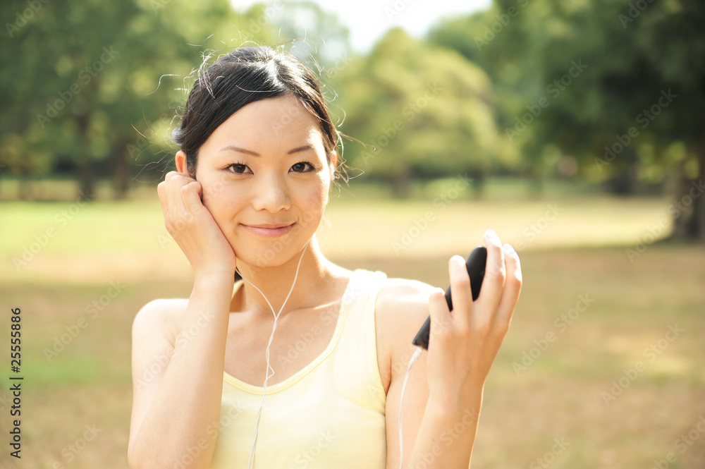 音楽を聴く女性