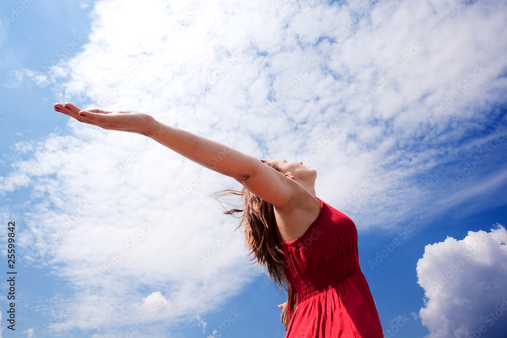 chica con los brazos abiertos al cielo