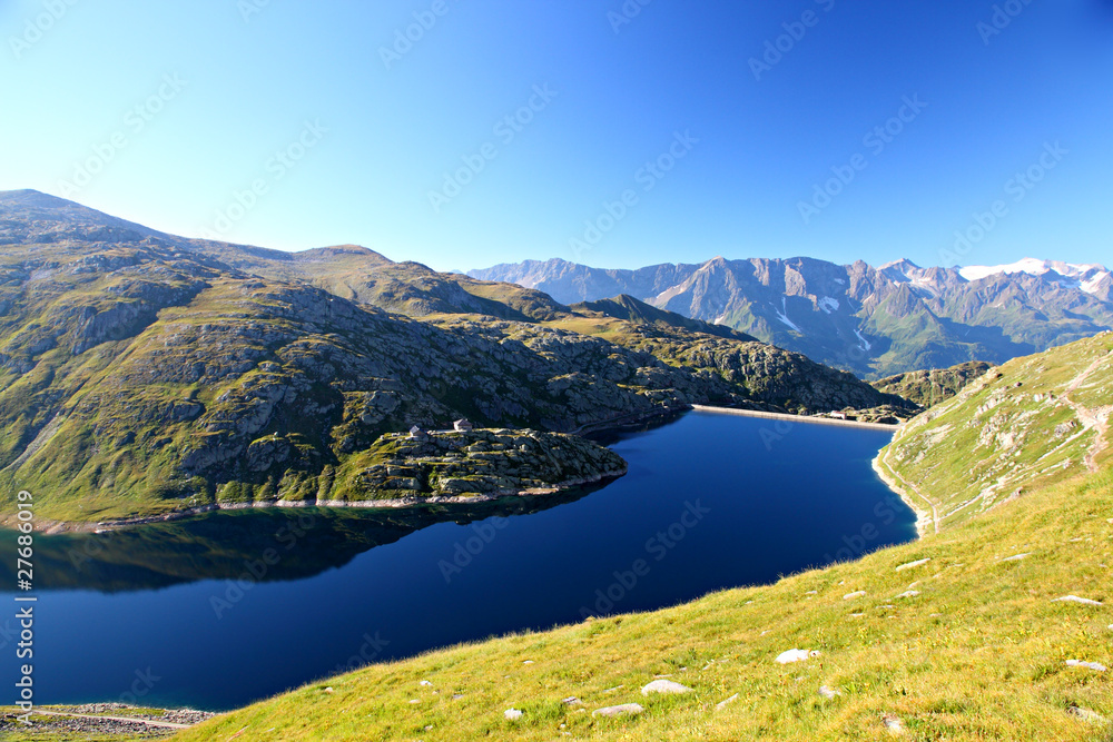 黑暗的高山湖泊