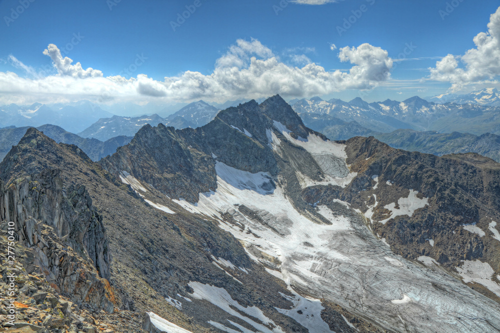 高山岩石山脊