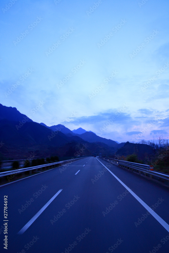 高速公路上的夜晚