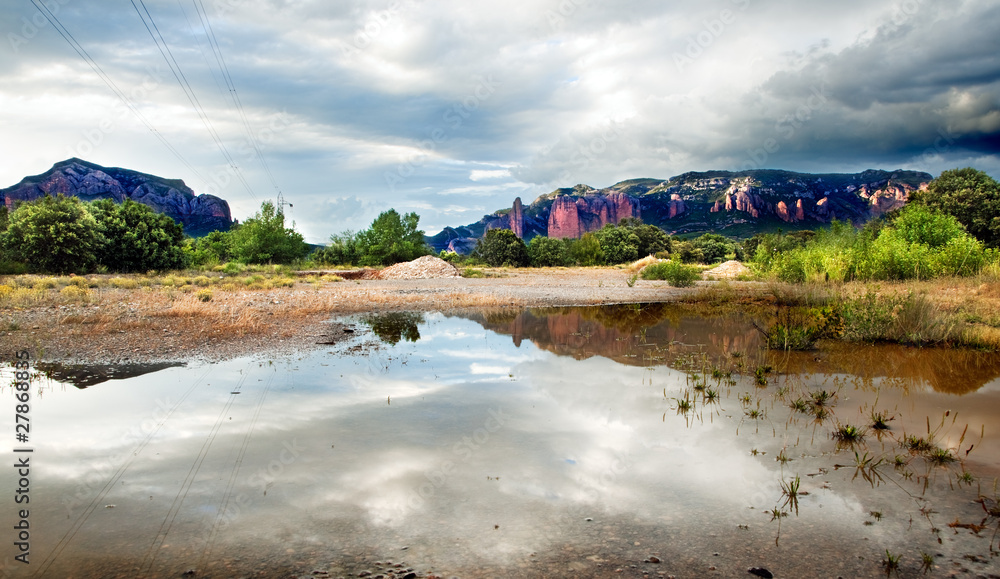 paisaje con reflejo en el agua