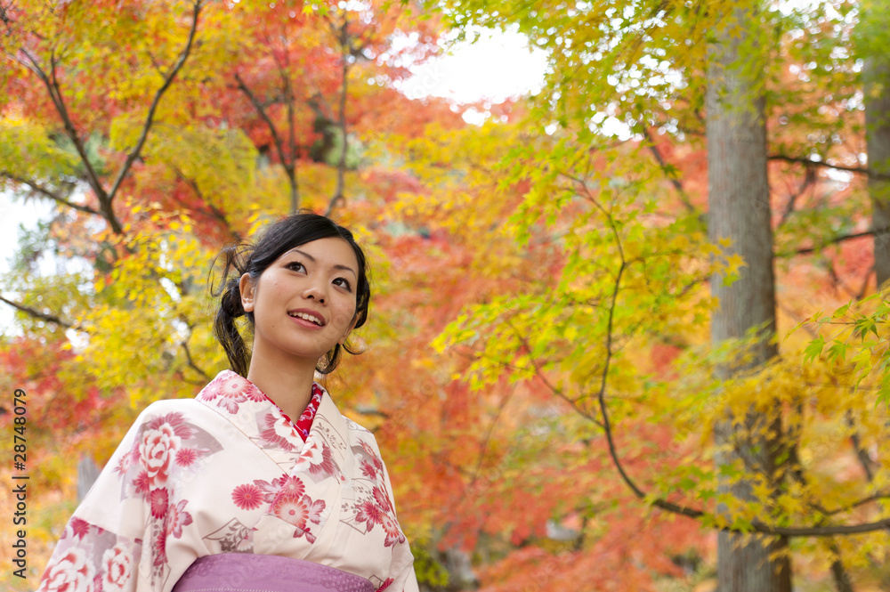 穿着和服的日本美女