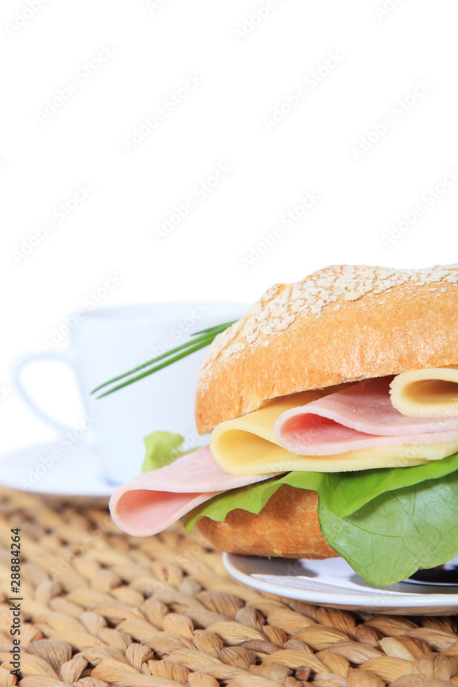 Belegtes Baguettebrötchen mit Käse und Schinken