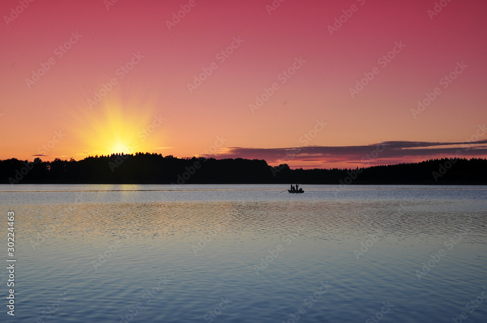 Anglerboot im Sonnenuntergang