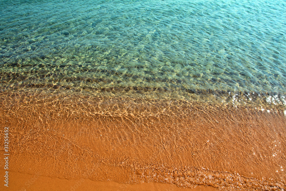 沙滩上的浅海