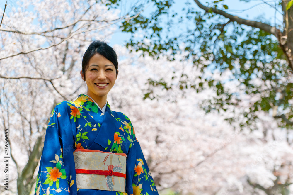 日本和服女人和樱花