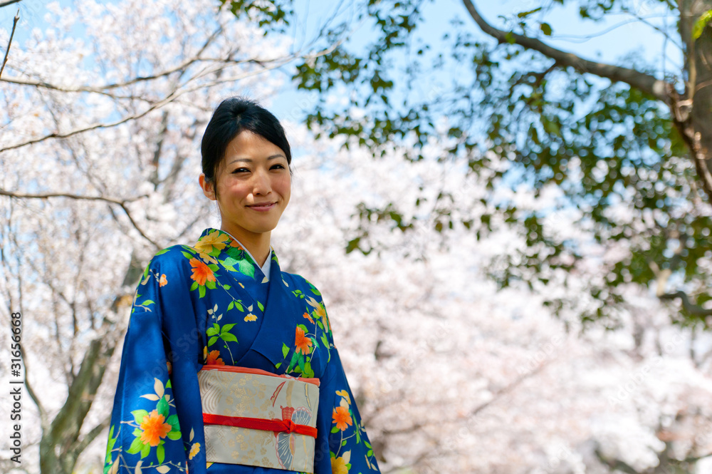 日本和服女人和樱花