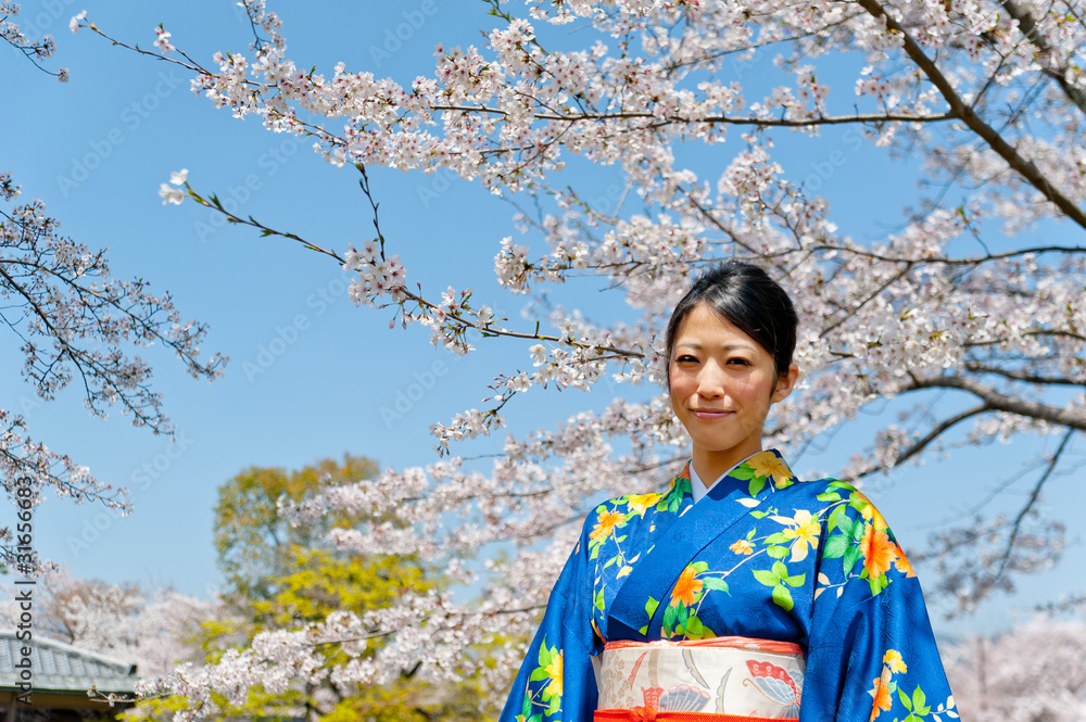 日本和服女人和樱花