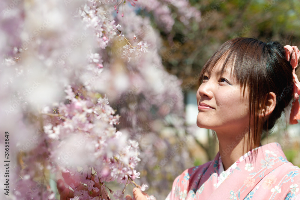 日本和服女人和樱花