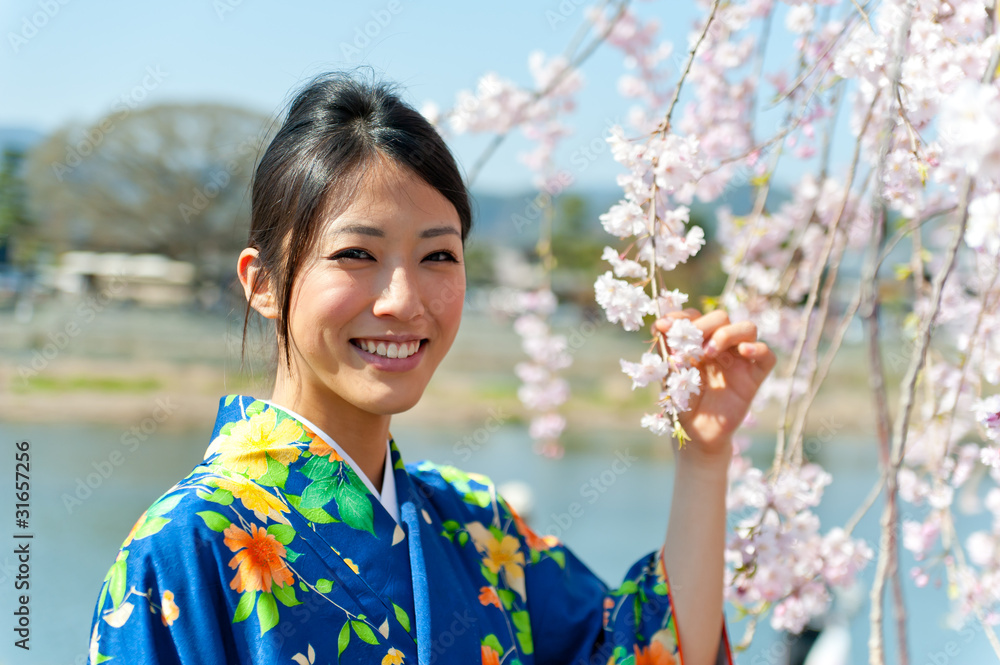 日本和服女人与樱花