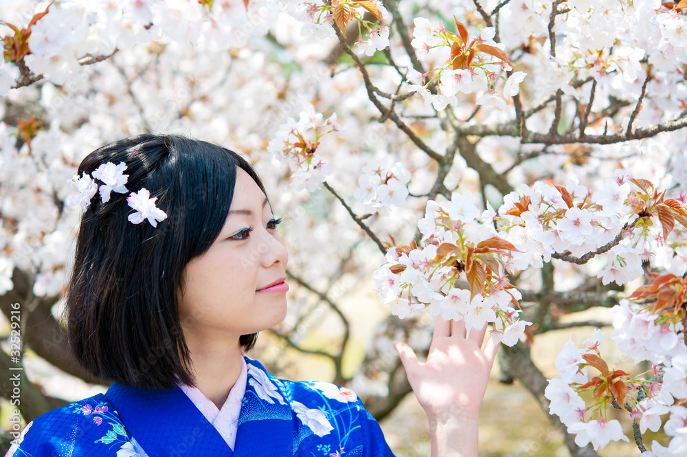 日本和服女人和樱花