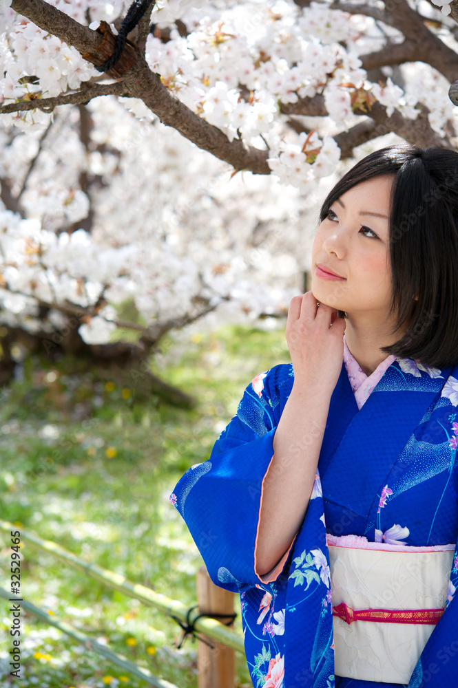 日本和服女人和樱花