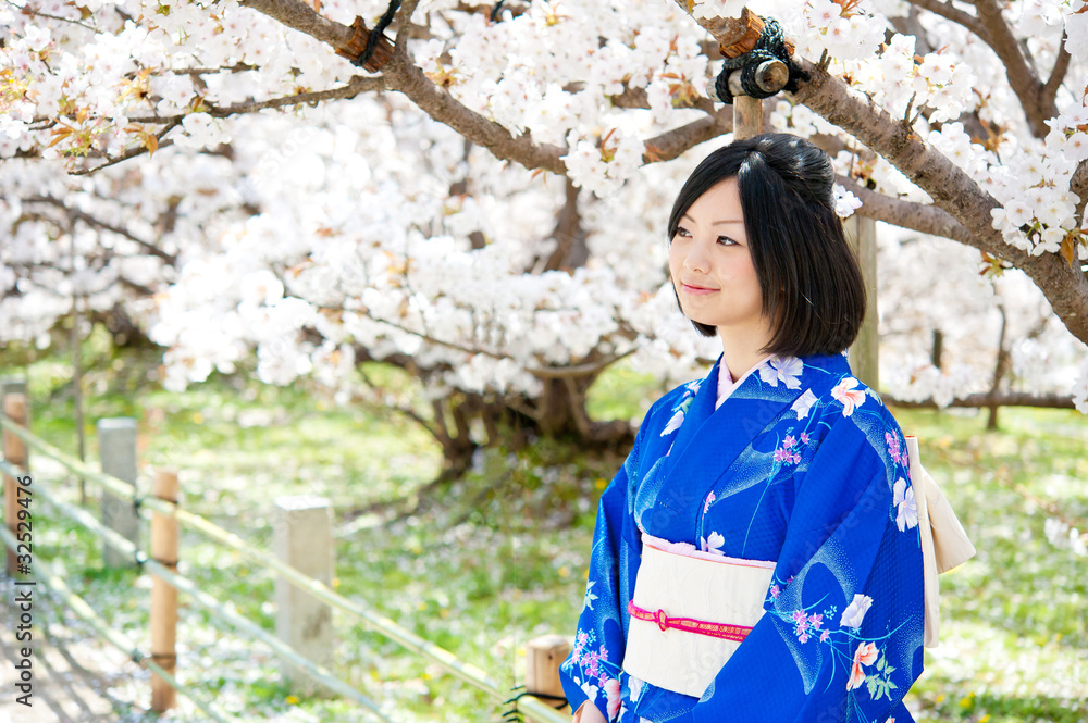 日本和服女人和樱花