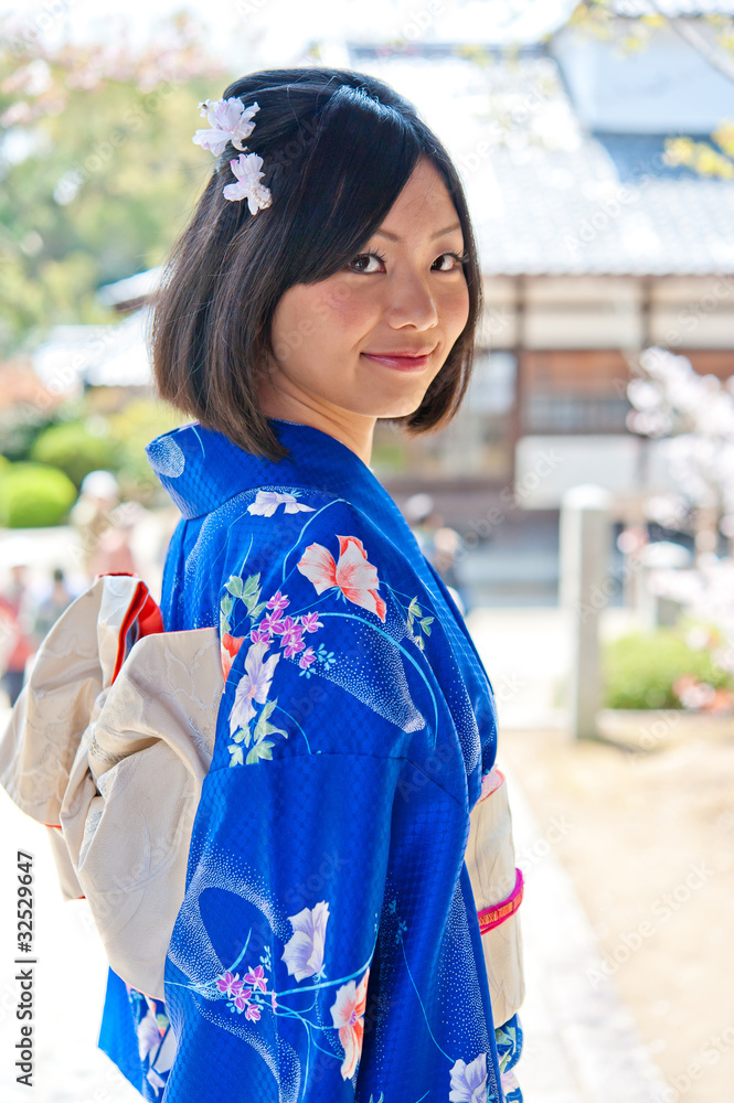 日本和服女人转身