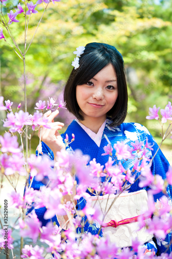 日本和服女人和樱花