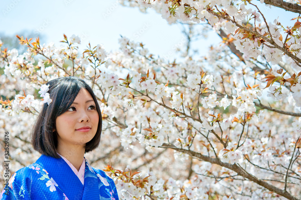 日本和服女人和樱花