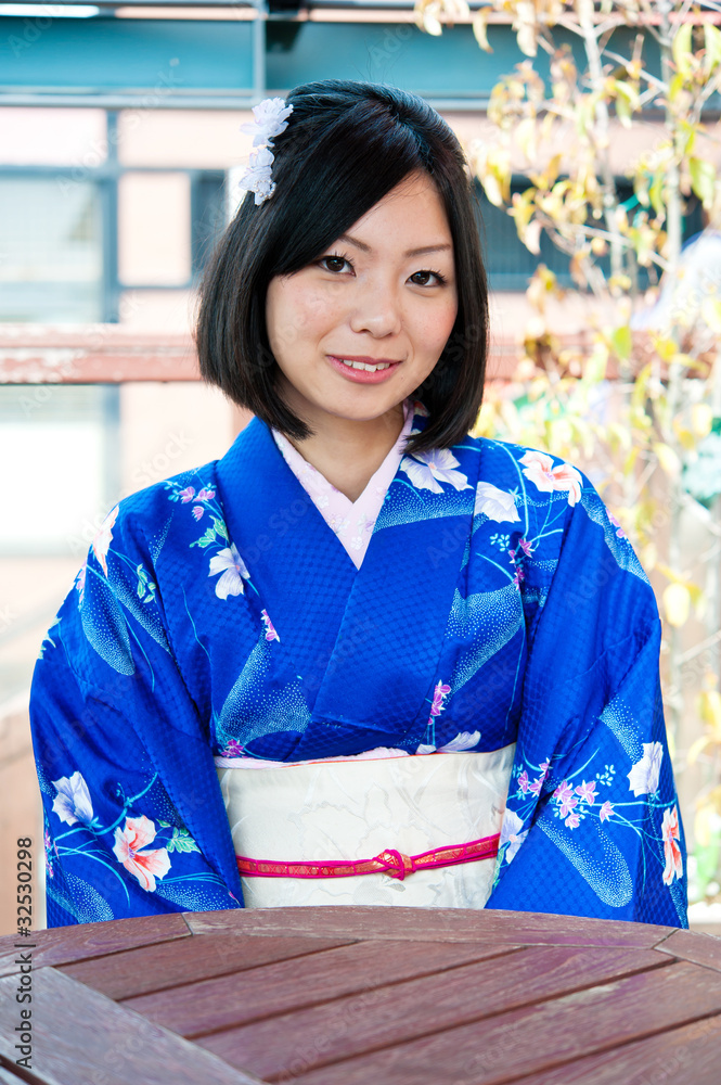 咖啡馆里的日本和服女人